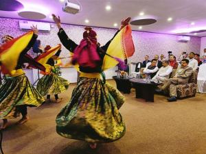 um grupo de pessoas dançando na frente de uma multidão em Five Gangtok em Gangtok