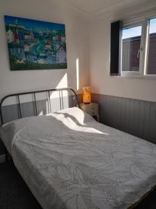- une chambre avec un lit et une peinture murale dans l'établissement Perfect chalet to relax in k4, à Mablethorpe