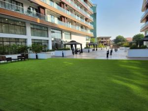ein großes Gebäude mit grünem Rasen davor in der Unterkunft Luxurious & Comfy Gem-5 Star Location-Pools Gym! in Accra