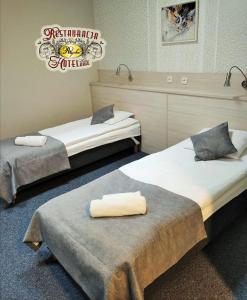 Säng eller sängar i ett rum på Uslugi Hotelowe Restauracja Rajska
