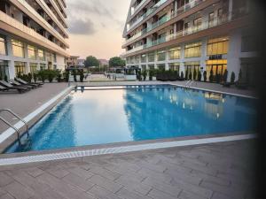 Πισίνα στο ή κοντά στο Elegant & Luxury Gem-5 Star Location -Pools Gym!