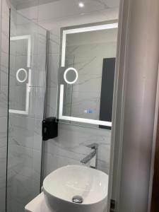 Ένα μπάνιο στο Perea Hotel 