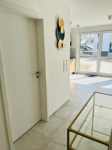 ein Flur mit einem Glastisch und einer Vase an der Wand in der Unterkunft Strandnah und ruhig mit Tiefgaragenstellplatz in Sierksdorf + 34 Fotos