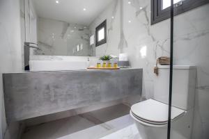 bagno con lavandino e servizi igienici di Sun & Sea Seaview Apartment a Protaras