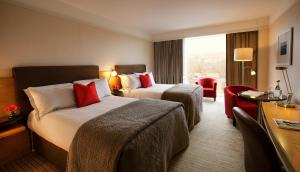 Uma cama ou camas num quarto em The River Lee Hotel a member of The Doyle Collection