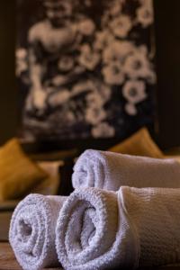 um par de toalhas sentadas em cima de uma mesa em Blissful Stay em Gangtok