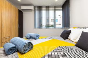ein Schlafzimmer mit einem großen Bett mit Handtüchern darauf in der Unterkunft Florance flat next to Old Town & City Center NEW in Plowdiw