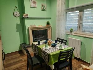 comedor con mesa, sillas y chimenea en HOME SWEET HOME, en Sammichele di Bari