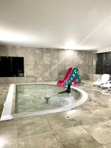 una piscina en una habitación con una fuente en Apartament z basenem i sauną, en Dziwnów