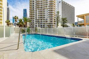 una piscina en el balcón de un edificio en Olympus Beachfront Apartments, en Gold Coast