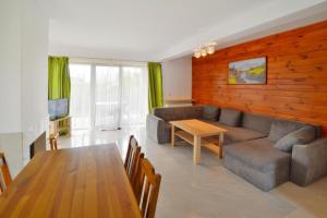Гостиная зона в Comfortable holiday home with a private garden, close to the beach, Sarbinowo
