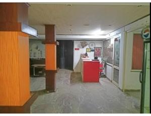 eine Küche mit einer roten Theke in einem Zimmer in der Unterkunft Viren Plaza, Agra in Agra