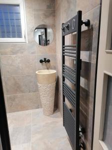 W łazience znajduje się prysznic, toaleta i lustro. w obiekcie Maison Deco Pop Et Chaleureuse Avec Spa, Sauna w Calais +33 zdjęcia