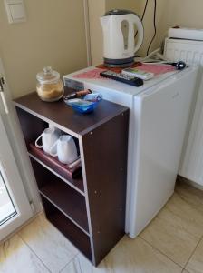 um pequeno frigorífico com comodidades para preparar café em cima em Mom's Cozy Corner em Heraclião
