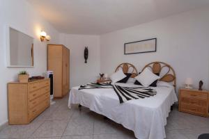 sypialnia z dużym łóżkiem i komodą w obiekcie Beach View w mieście Los Cristianos