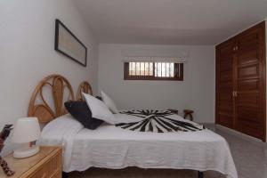 A bed or beds in a room at Beach View Még 20 kép