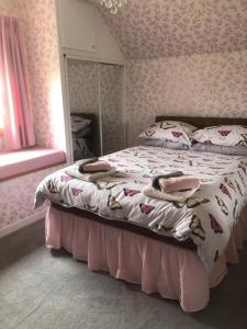 1 dormitorio con cama, espejo y ventana en Two Chimneys en Upper Bayble