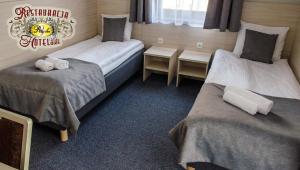 Ένα ή περισσότερα κρεβάτια σε δωμάτιο στο Uslugi Hotelowe Restauracja Rajska