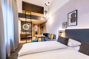 Säng eller sängar i ett rum på BOLLWERK Lifestyle Hotel, automatisiertes Hotel mit Self Check In