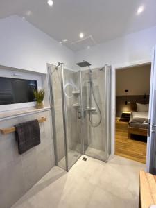 W łazience znajduje się prysznic ze szklanymi drzwiami. w obiekcie Zur kleinen Glocke w mieście Burg