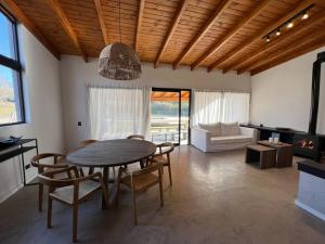 ein Esszimmer mit einem Tisch, Stühlen und einem Sofa in der Unterkunft Casa de la Libélula con pileta in Alta Gracia