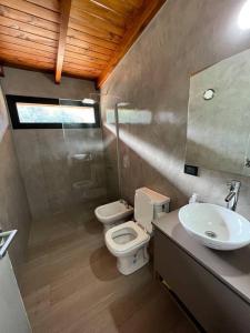 ein Bad mit einem WC und einem Waschbecken in der Unterkunft Casa de la Libélula con pileta in Alta Gracia