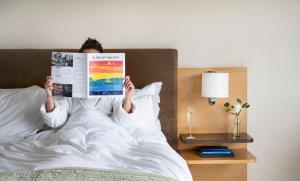 Uma cama ou camas num quarto em The River Lee Hotel a member of The Doyle Collection