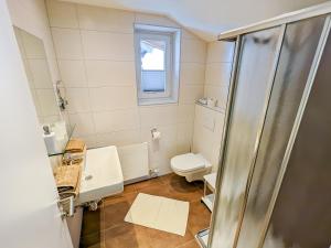 y baño con aseo, lavabo y ducha. en Appartement Haus Talblick, en Kaprun