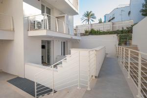 vistas a las escaleras de un edificio con balcones en Dimora Idrusa, en Otranto
