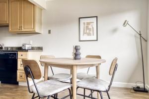 マウンテンビューにあるMountain View 2BR w Pool Gym 5 min to Target SFO-677のギャラリーの写真