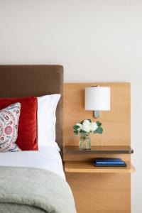 Uma cama ou camas num quarto em The River Lee Hotel a member of The Doyle Collection
