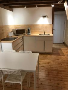 Kuchyňa alebo kuchynka v ubytovaní Studio de 35m2 au centre de Cusset