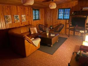 a living room with a couch and a table at La Macadamia in Las Lagunas
