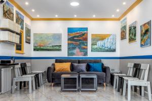 - un salon avec un canapé et des peintures murales dans l'établissement artistmemory, à Corbeil-Essonnes