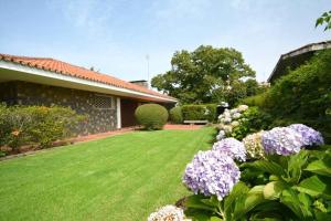 einen Hof mit lila Blumen und einem Haus in der Unterkunft Apartamento El Castañero in Tacoronte