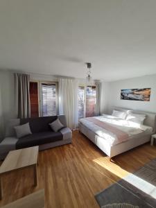 un dormitorio con una cama y un sofá en Spacious studio apartment in city center Tallinn, en Tallin