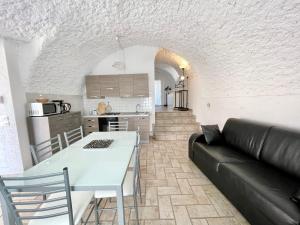 a living room with a couch and a table and a kitchen at Villa Carrera in Malcesine