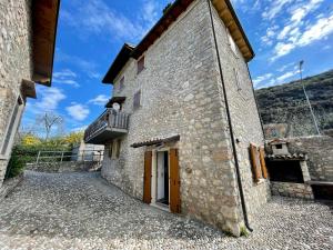 Elle offre une vue sur l'extérieur d'un bâtiment doté d'un balcon. dans l'établissement Villa Carrera, à Malcesine