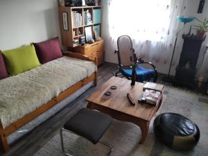 sala de estar con sofá y mesa de centro en sunflower, en Budapest