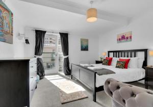 une chambre avec un lit et un bureau dans l'établissement Golden Sunset House with free parking by My Getaways, à Brighton et Hove