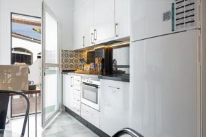 Casa Hibiscus Marbella的厨房或小厨房