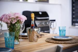 Casa Hibiscus Marbella的厨房或小厨房