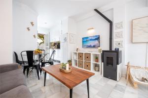 Casa Hibiscus Marbella的电视和/或娱乐中心