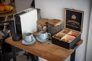 Casa Hibiscus Marbella的咖啡和沏茶工具