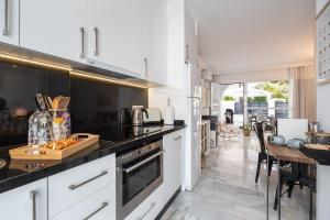 Casa Hibiscus Marbella的厨房或小厨房