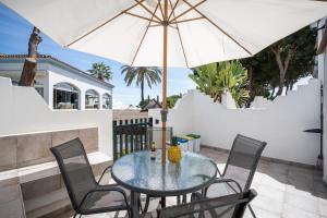 Casa Hibiscus Marbella的庭院或其他户外区域