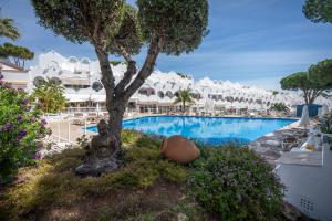 Casa Hibiscus Marbella内部或周边的泳池