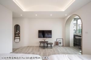 Camera bianca con TV e tavolo di 日軸蒔光 a Città di Hualien