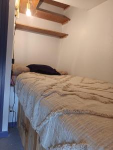 una camera con un letto di Maisonnette au cœur des Angles a Les Angles