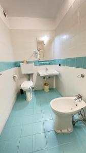 bagno con servizi igienici e lavandino di PICCOLO HOTEL Con Access ZTL !!! Ɲel Ƈentro Storico di Ƒirenze !!! a Firenze